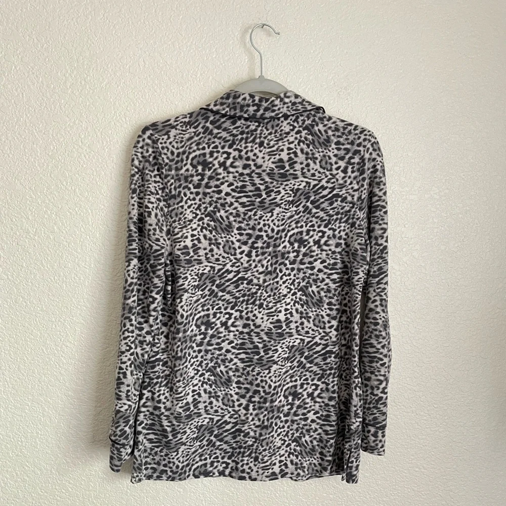 Soma Embraceable Long Sleeve Notch Collar Pajama Top XS Grey Animal Print - Picture 3 of 9